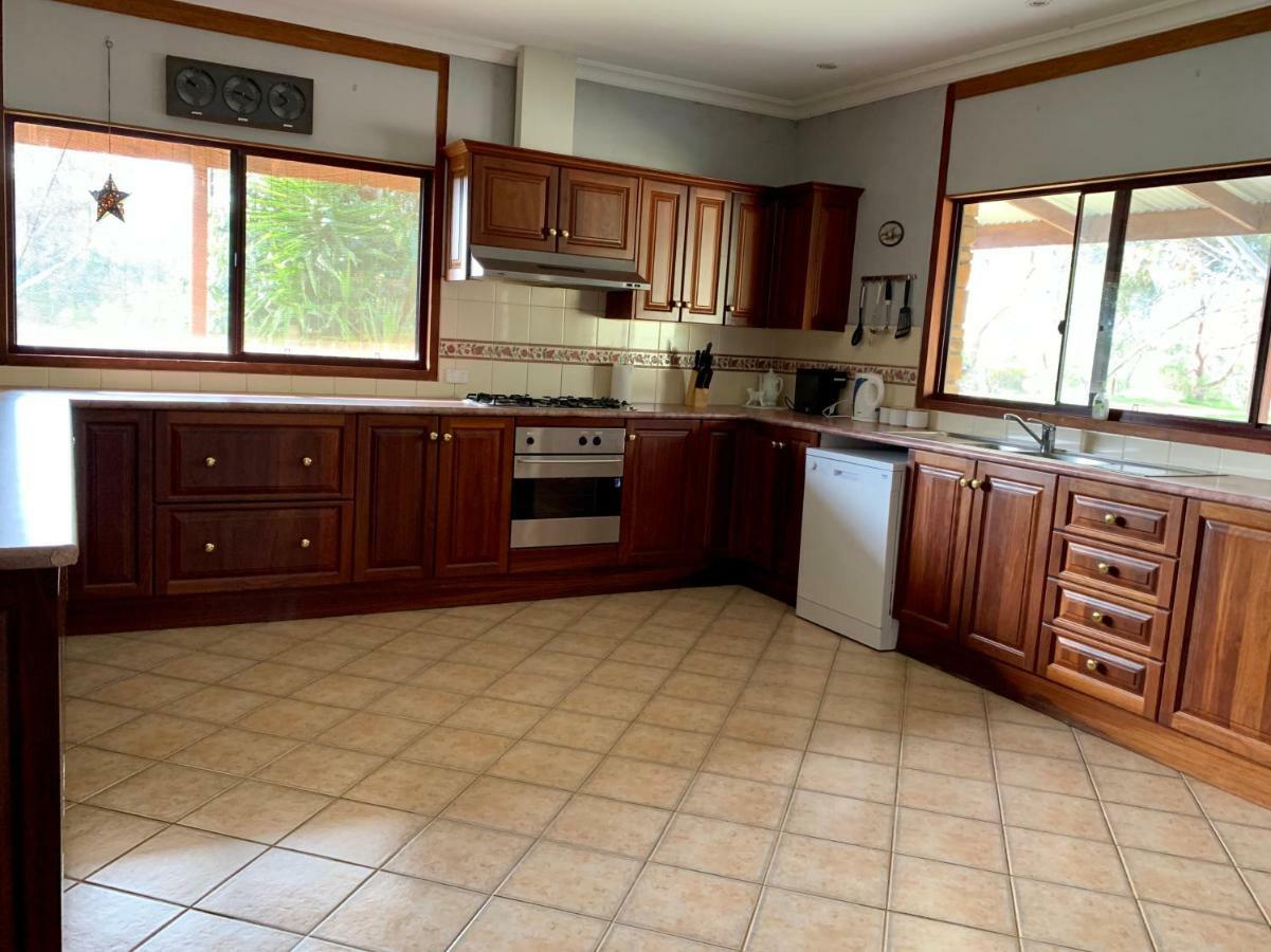 Bee'S Place - 3 Bedroom Home On 10 Acres Of Land With Distant Ocean Views Emu Bay Esterno foto